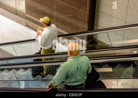 DIA, DEN, el Aeropuerto Internacional de Denver, CO - Gente de escaleras en un aeropuerto Foto de stock