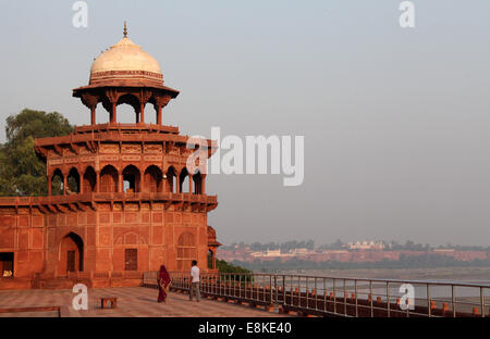 Riverfront terraza en la parte trasera del Taj Mahal en Agra. Foto de stock
