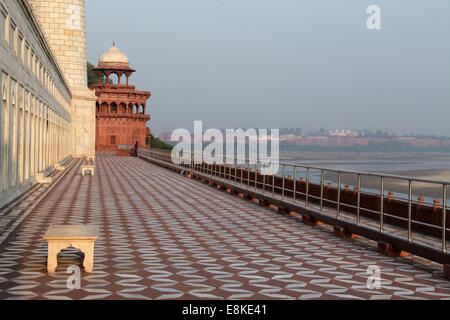 Riverfront terraza en la parte trasera del Taj Mahal en Agra. Foto de stock