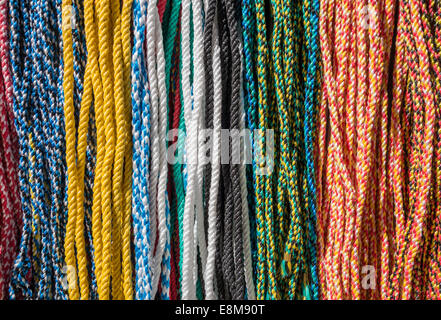 Involucrado Hospitalidad Custodio Cuerdas de colores Fotografía de stock - Alamy