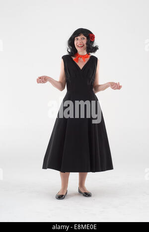 Mujer en vestidos de traje de comedia en 1960 moda ropa divertida y loca  Fotografía de stock - Alamy