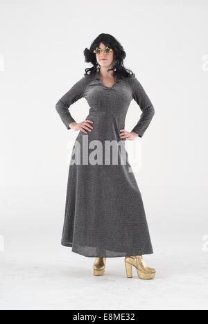Mujer en vestidos de traje de comedia en 1960 moda ropa divertida y loca  Fotografía de stock - Alamy