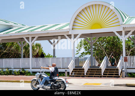 Delray Beach Florida, South Ocean Boulevard, hombre hombres, montar a caballo, motocicleta, FL140523006 Foto de stock
