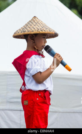 comportarse consumirse Shipley Joven de Filipinas en traje tradicional vistiendo Salakot sombrero hecho de  carrizos cantando en encuentro intercultural en España Fotografía de stock  - Alamy