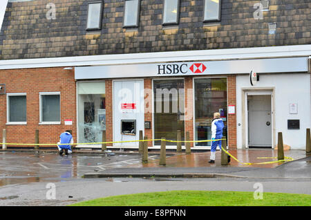 Bristol, Reino Unido. 13 Oct, 2014. Un cajero automático ATM robo tuvo lugar en las primeras horas de la mañana el banco HSBC en Brislington en Bath Road en Bristol. Crédito: Robert Timoney/Alamy Live News Foto de stock