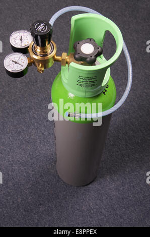 Tamaño pequeño de 10 litros argón CO2 botella de con regulador MIG Fotografía de stock - Alamy