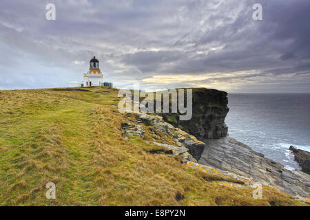 La Brough de Birsay Faro en Península Orkney Foto de stock