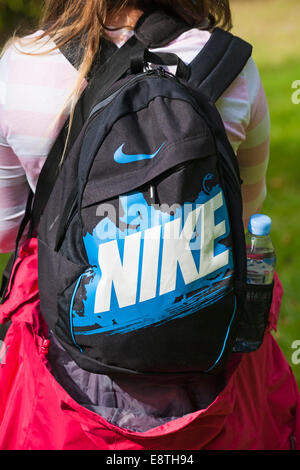 Mujer con mochila bolsa Nike con botella de En la espalda - logotipo de Nike Fotografía de stock Alamy