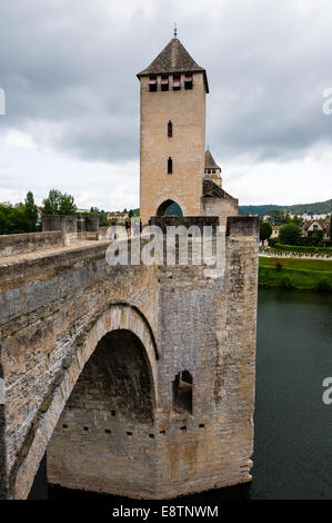 Francia, Cahors. Puente Valentré del arco del puente de piedra. Francia, Cahors. Puente Valentré del arco del puente de piedra.