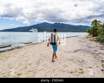 Hombre caminando por la playa en Mystery Island, Vanuatu Foto de stock