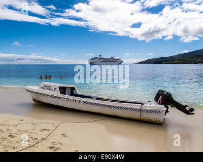Vanuatu Policía barco sobre la playa en la isla misteriosa, Vanuatu Foto de stock