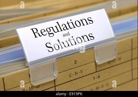 Los reglamentos y las soluciones marcadas en la carpeta de archivos Foto de stock