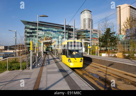 Salford Quays, Greater Manchester, Inglaterra. El tranvía Metrolink MediaCityUK partiendo desde la estación.