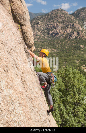 Escalador - Senior hombre escalador escalada en rocas de tortugas cerca de Buena Vista, Colorado, EE.UU.
