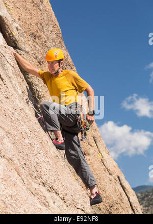 Escalador masculino senior de escalada en roca de la tortuga cerca de Buena Vista, Colorado, EE.UU.