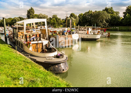 Casas Flotantes en el río Marne en Neuilly sur Marne, Ile de france, Francia Foto de stock