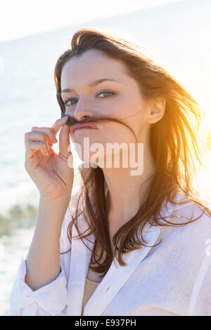 Retrato de mujer en la playa Foto de stock
