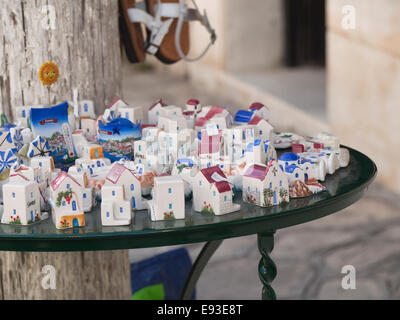Navegar o comprar recuerdos es parte de vacaciones en las islas griegas, casas en miniatura blanco aparece en la isla de Samos Foto de stock