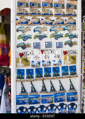 Navegar y comprar recuerdos es una parte esencial de las vacaciones en las islas griegas, fridge magnets aquí en la isla de Samos Foto de stock