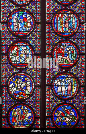 La sección Detalle de las vidrieras de la Sainte Chapelle, Paris, Francia Foto de stock
