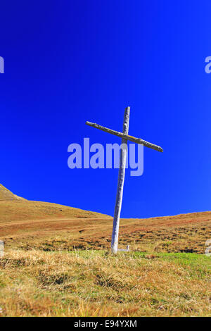 Cruz de madera sobre el Sella pase, Italia Foto de stock