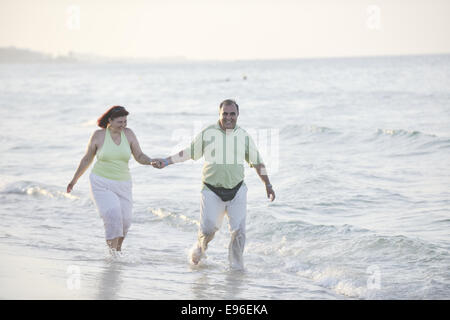 Feliz pareja de ancianos en la playa