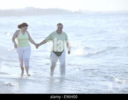 Feliz pareja de ancianos en la playa