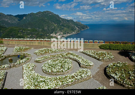 Flores y un pequeño estanque en los jardines de la Villa Rufolo de Ravello, mirando a lo largo de la costa de Amalfi y la Bahía de Salerno i