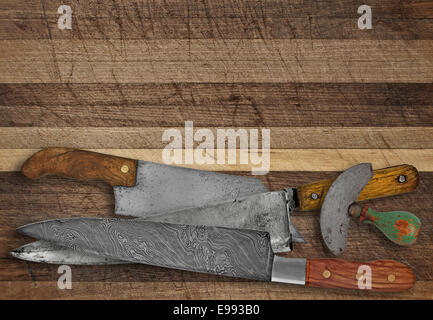 Juego de cuchillos de cocina y tabla de picar sobre un fondo marrón  Fotografía de stock - Alamy