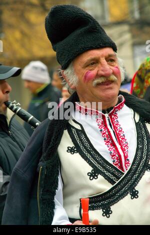 Hombre en un traje tradicional en el festival Kukeri masquerade en enero de Pernik, Bulgaria