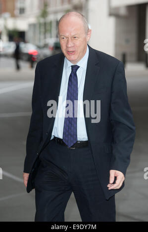 Londres, Reino Unido. 26 Oct, 2014. Damian Green MP llega al el Centro de televisión de la BBC antes de tomar parte en el Andrew Marr Show, el domingo, 26 de octubre de 2014. Crédito: Heloise/Alamy Live News