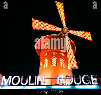 París - 10 de diciembre: El Moulin Rouge por la noche, el 10 de diciembre de 2012 en París, Francia. El Moulin Rouge es un famoso cabaret construido en Foto de stock