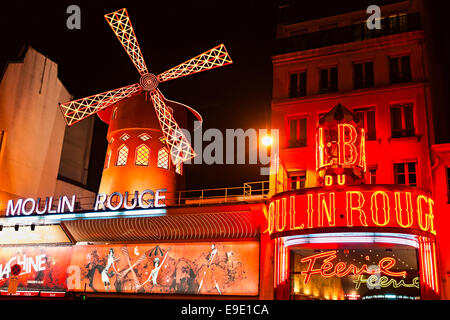 París - 10 de diciembre: El Moulin Rouge por la noche, el 10 de diciembre de 2012 en París, Francia. El Moulin Rouge es un famoso cabaret construido en Foto de stock