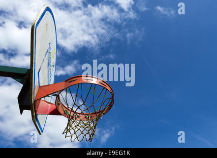 Vista lateral del tablero y aro de baloncesto de playground para niños Foto de stock