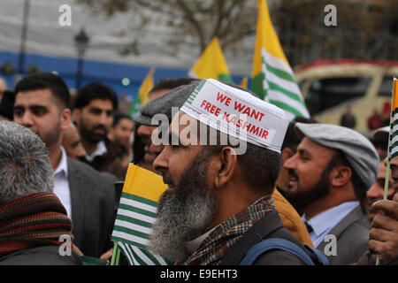 Londres, Reino Unido, 26 de octubre de 2014: Miles de cachemires británicos se congregaron en Trafalgar square para una manifestación reclamando un tope a las atrocidades de la India en Cachemira. Foto: David Mbiyu/ Alamy Live News