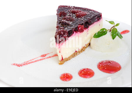 Cherry cheesecake sobre fondo blanco. Foto de stock