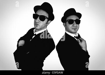 Un hombre vestido como los dos blues brothers Foto de stock