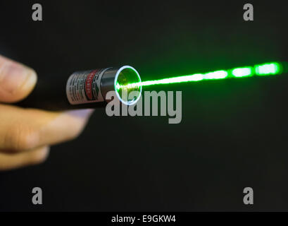 Láser verde brillante rayo de una mano el dispositivo de puntero láser  Fotografía de stock - Alamy