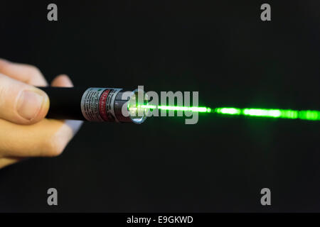 Láser verde brillante rayo de una mano el dispositivo de puntero láser  Fotografía de stock - Alamy
