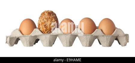 Huevos conservados en medio de una fila de huevos de gallina aislado sobre fondo blanco. Foto de stock