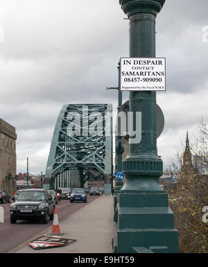 Samaritanos cartel con número de teléfono de emergencia en el Puente Tyne entre Newcastle y Gateshead, noreste de Inglaterra Foto de stock