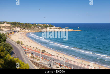 Verano paisaje Mediterráneo. Playa Central de la ciudad de Tarragona, en Cataluña, España Foto de stock