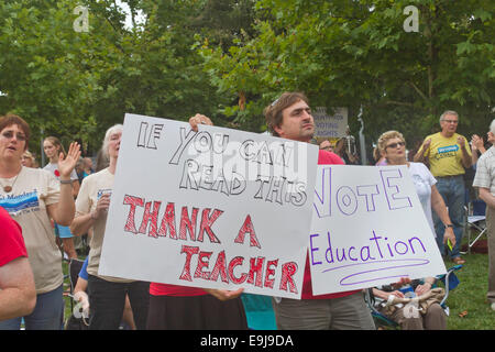 En Asheville, Carolina del Norte, EE.UU. - 15 de octubre de 2013: los manifestantes en rally lunes moral sostener letreros la promoción de los profesores y la educación, Foto de stock