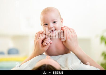 Madre feliz con el bebé Foto de stock