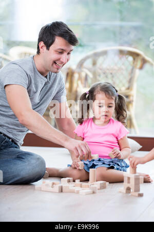 Retrato de feliz padre e hijas jugando con abacus en casa Foto de stock