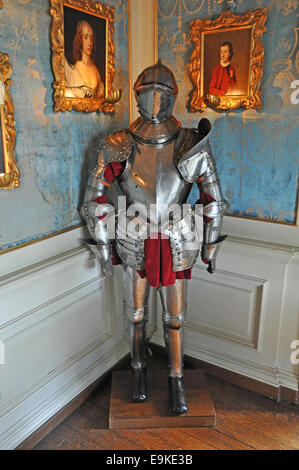 El Castillo de Warwick - un modelo caballero de brillante armadura en pantalla, Inglaterra, Reino Unido.