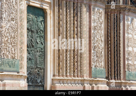 Orvieto, Umbría, Italia. Ricamente decorado de occidente frente a la catedral. Foto de stock