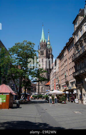 En las calles de la ciudad antigua y el estilo gótico de la época medieval de la Iglesia de St. Lorenz, Nuremberg, Núremberg, Foto de stock
