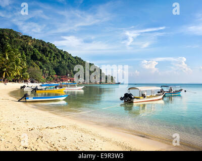 Barcos en la Bahía de Coral Beach, en la isla de Pulau Perhentian Kecil, en Malasia. Foto de stock