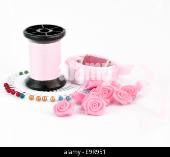 Rosa de coser accesorios, aislado en un blanco